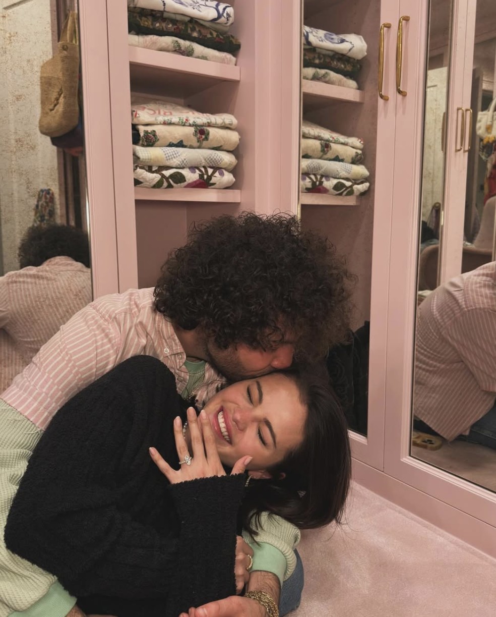 Benny Blanco pediu Selena Gomez em casamento de forma intimista — Foto: Reprodução / Instagram