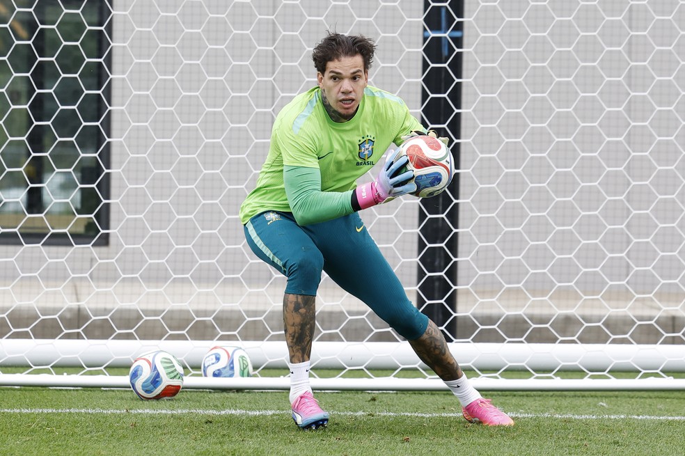 Treino da Seleção Brasileira em Nova Jersey nesta terça-feira (23). Na foto, Ederson — Foto: Rafael Ribeiro / CBF