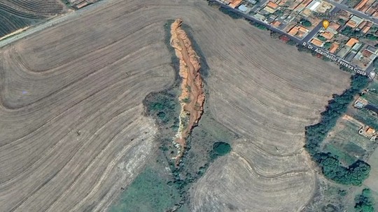 Voçoroca: entenda o que é o fenômeno geológico que assusta moradores de Lupércio (SP) com cratera