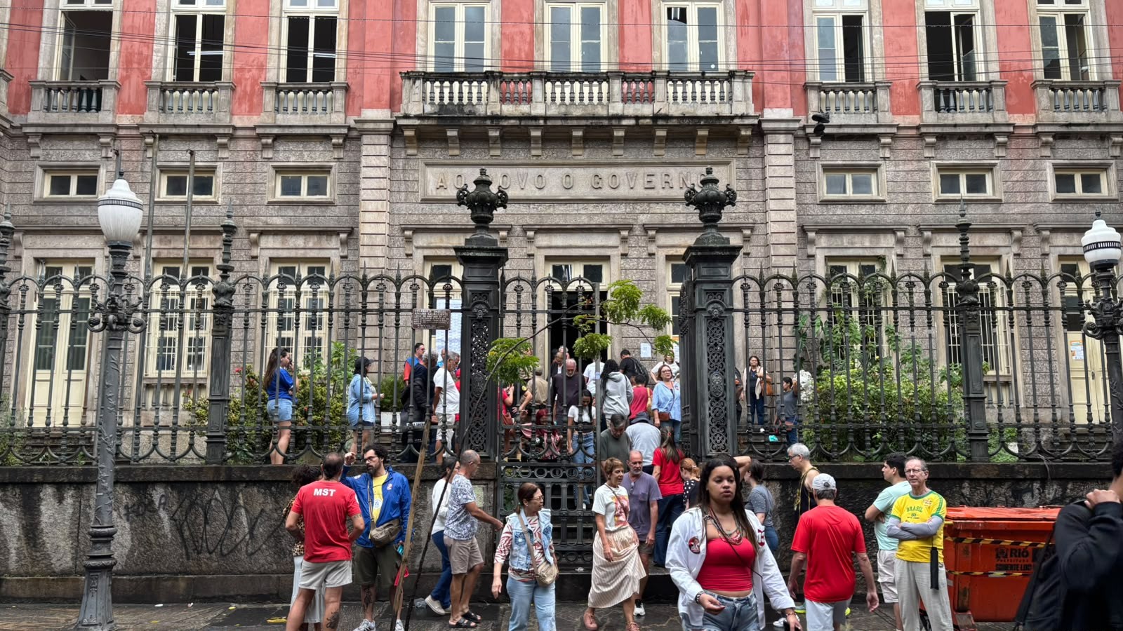 Eleitores que não votaram no 1º turno resgatam ânimo e superam problemas de saúde para comparecer às urnas - Foto