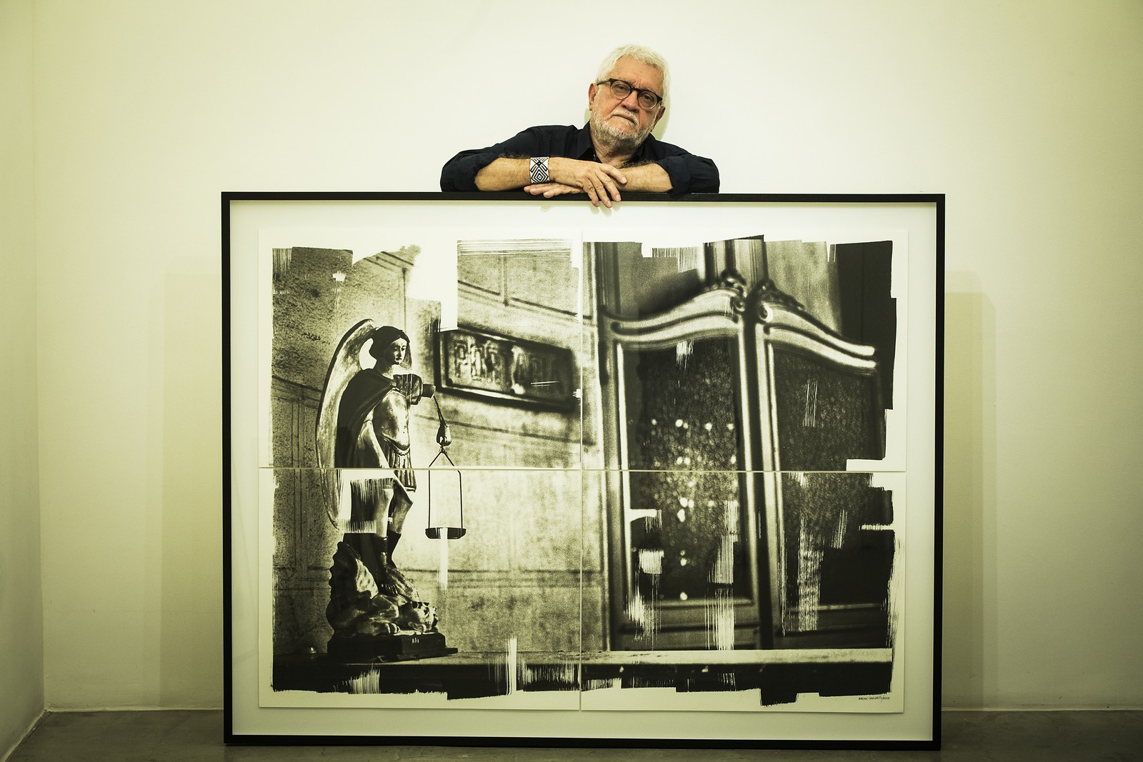 Walter Carvalho e iluminura a partir de foto feita na antiga sede do Dops, na Lapa — Foto: Guito Moreto