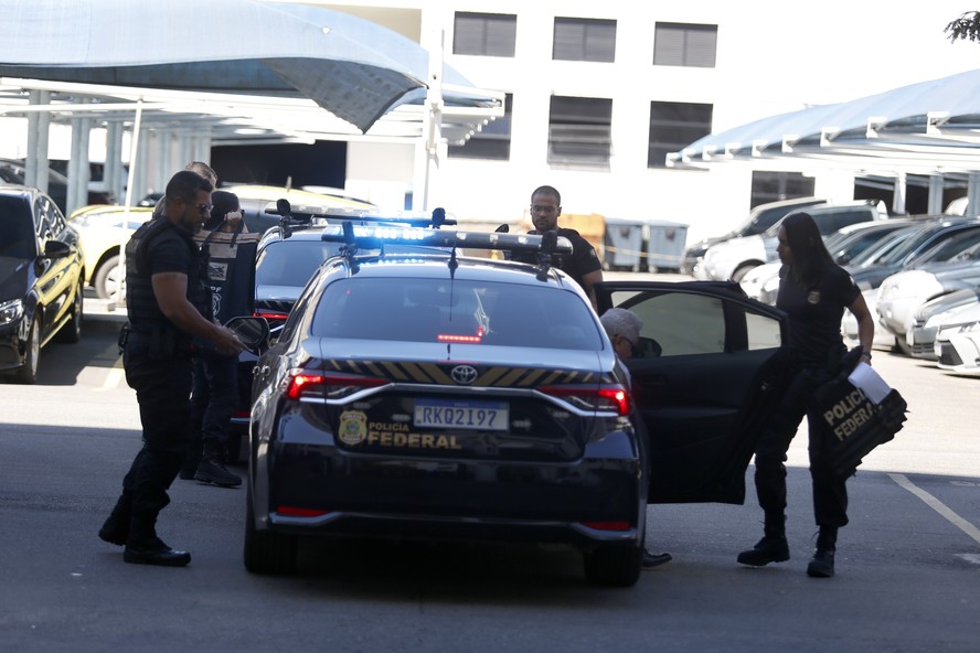 Policiais chegam à sede da PF no Rio com material apreendido em operação