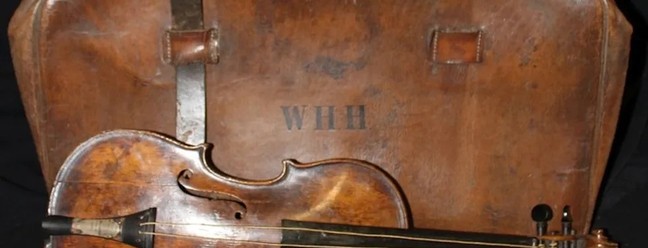 A bolsa e o violino que pertenciam ao músico Wallace Hartley (1878-1912) foram achados com ele quando seu corpo foi resgatado do mar — Foto: Henry Aldridge & Son / Reprodução