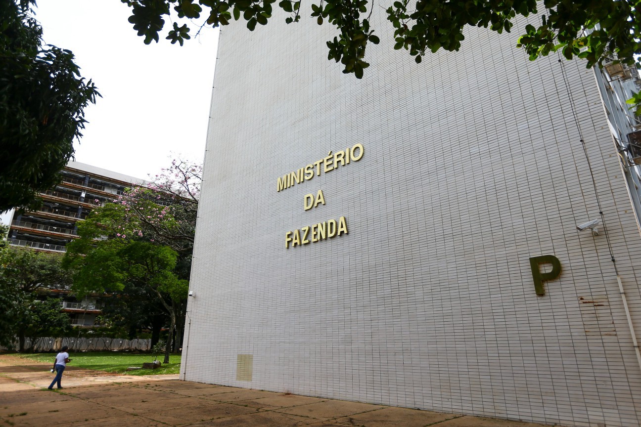Para equipe econômica, isentar a base é tão importante quanto cobrar do topo