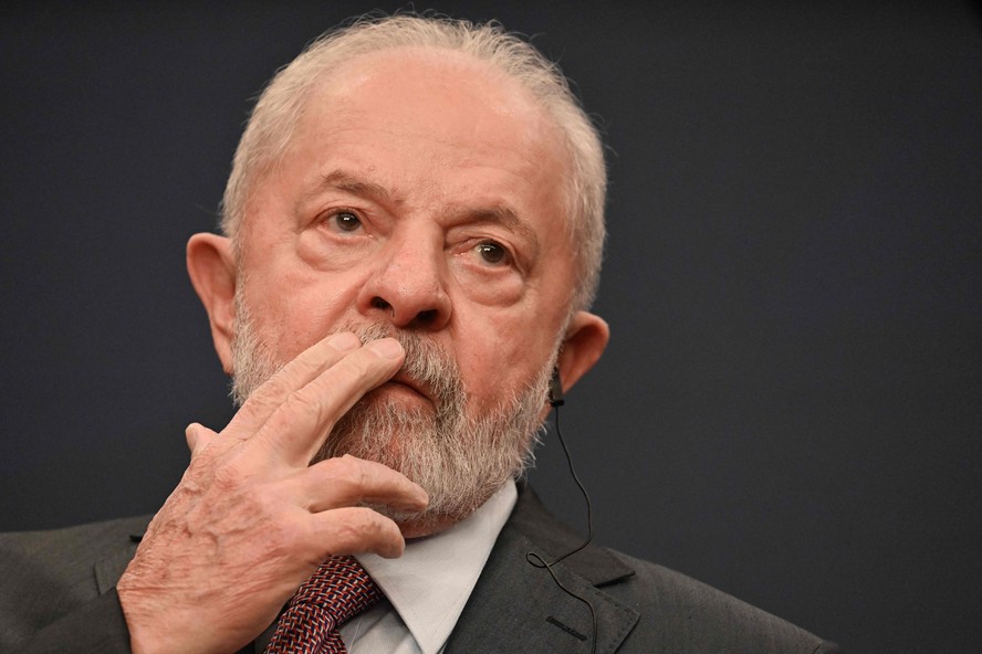 Lula ficará internado até terça e despachará do Alvorada por pelo menos  três semanas após cirurgia no quadril