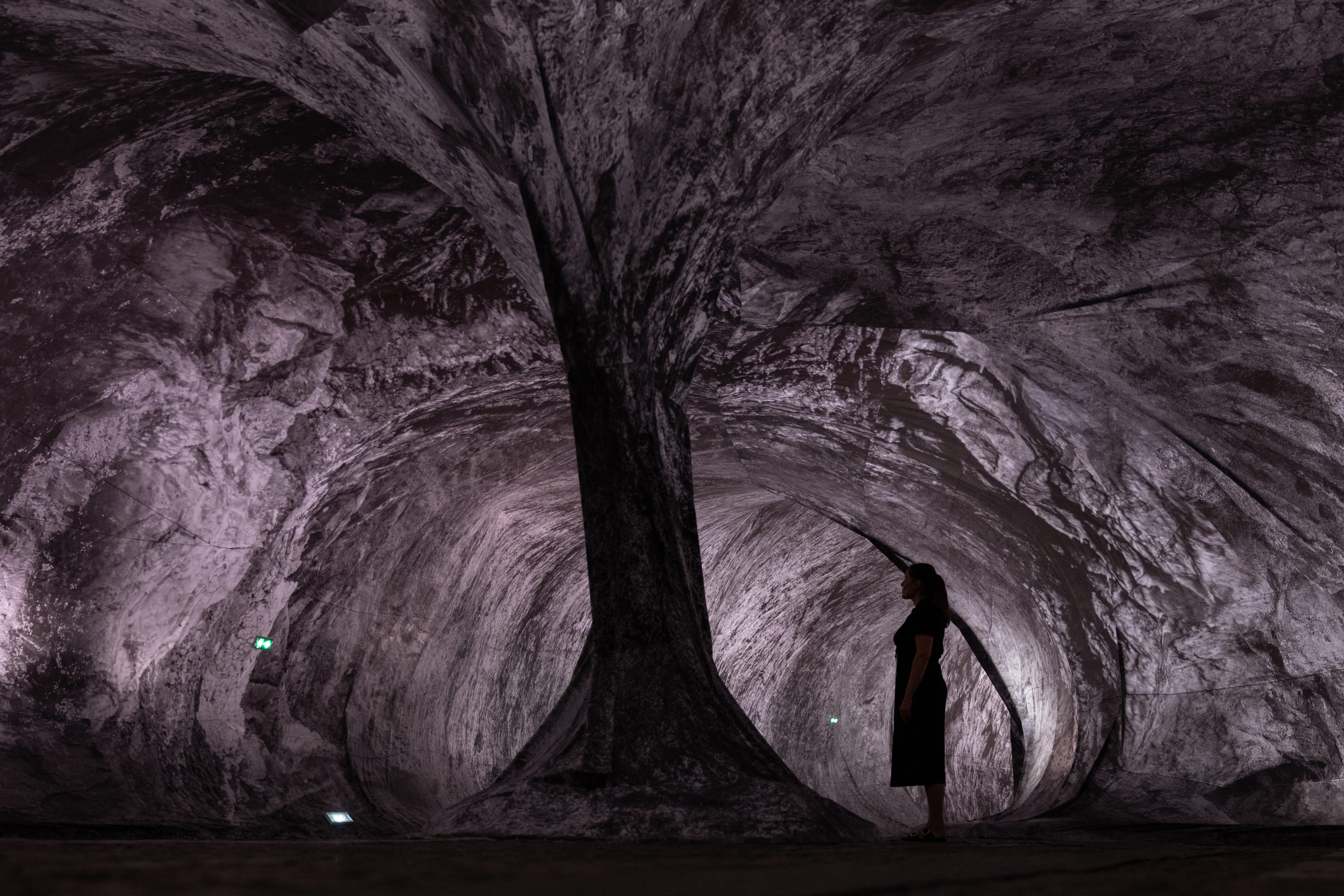 Snap transforma ponte de Paris em caverna virtual com novos óculos de realidade aumentada