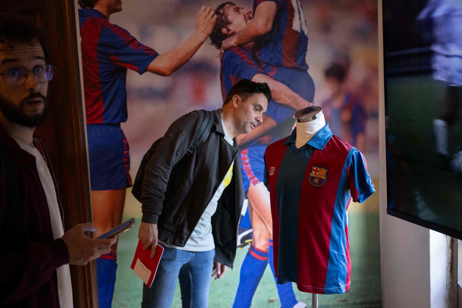 Visitantes são recebidos por um holograma de um jovem Maradona vestido com a camisa do Boca Juniors — Foto: Josep Lago/AFP