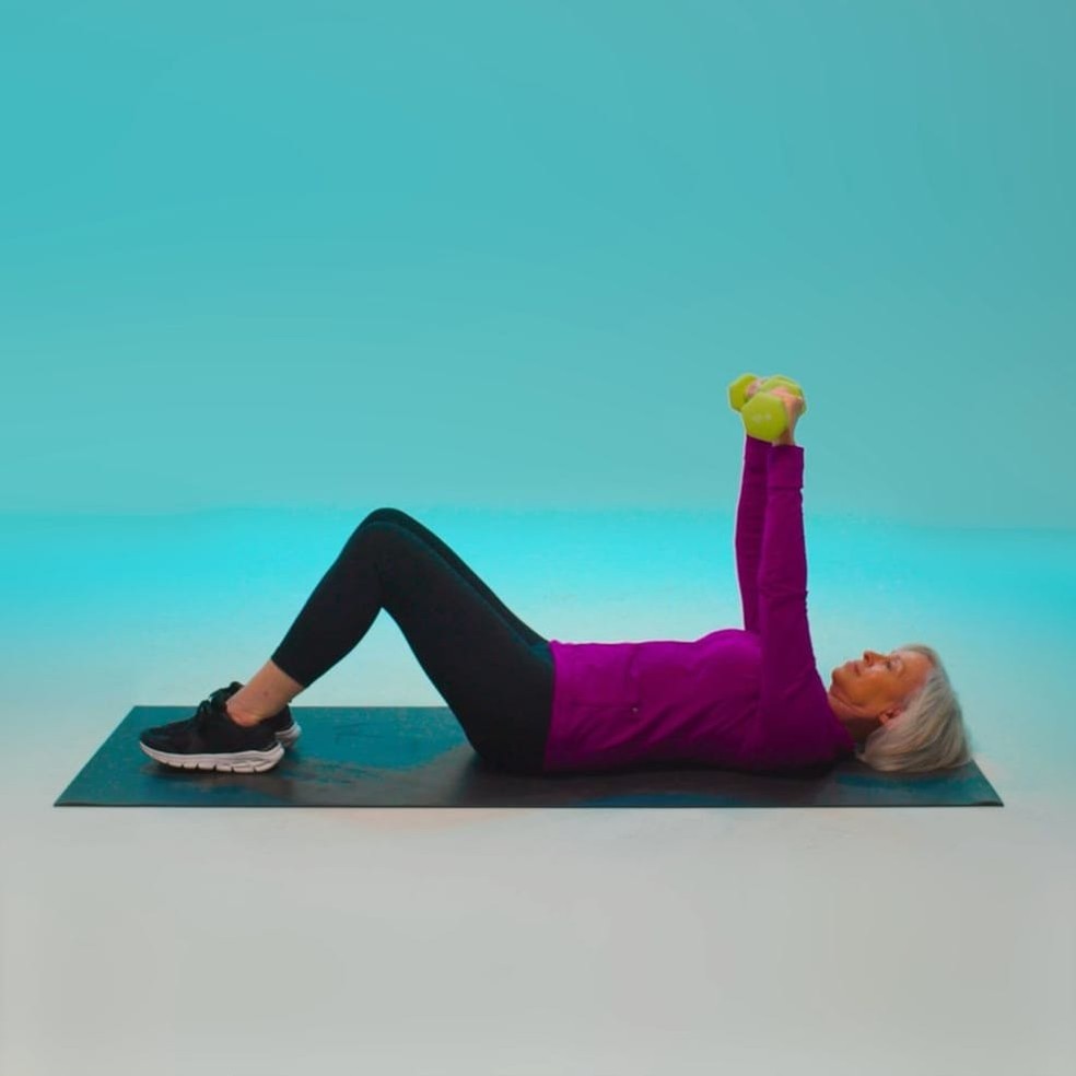 Dumbbell bench press on the floor — Photo: The New York Times / Theodore Tae