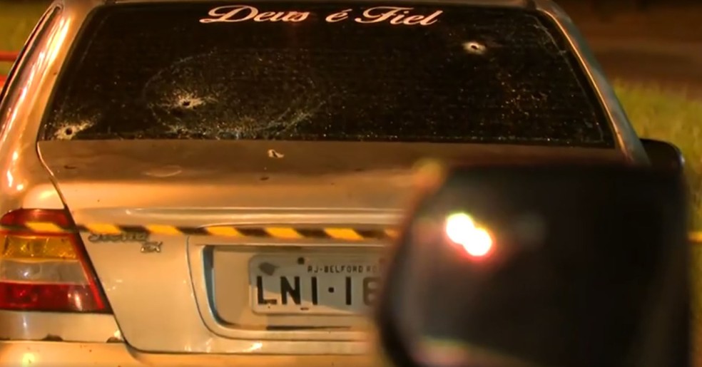 Carro da família baleado — Foto: Reprodução