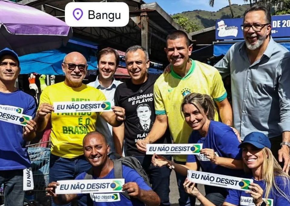 Candidato de Flávio Bolsonaro no Rio faz campanha com operador de rachadinha