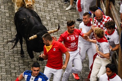 Seis pessoas ficam feridas na primeira corrida de touros do festival de San  Fermin, na Espanha