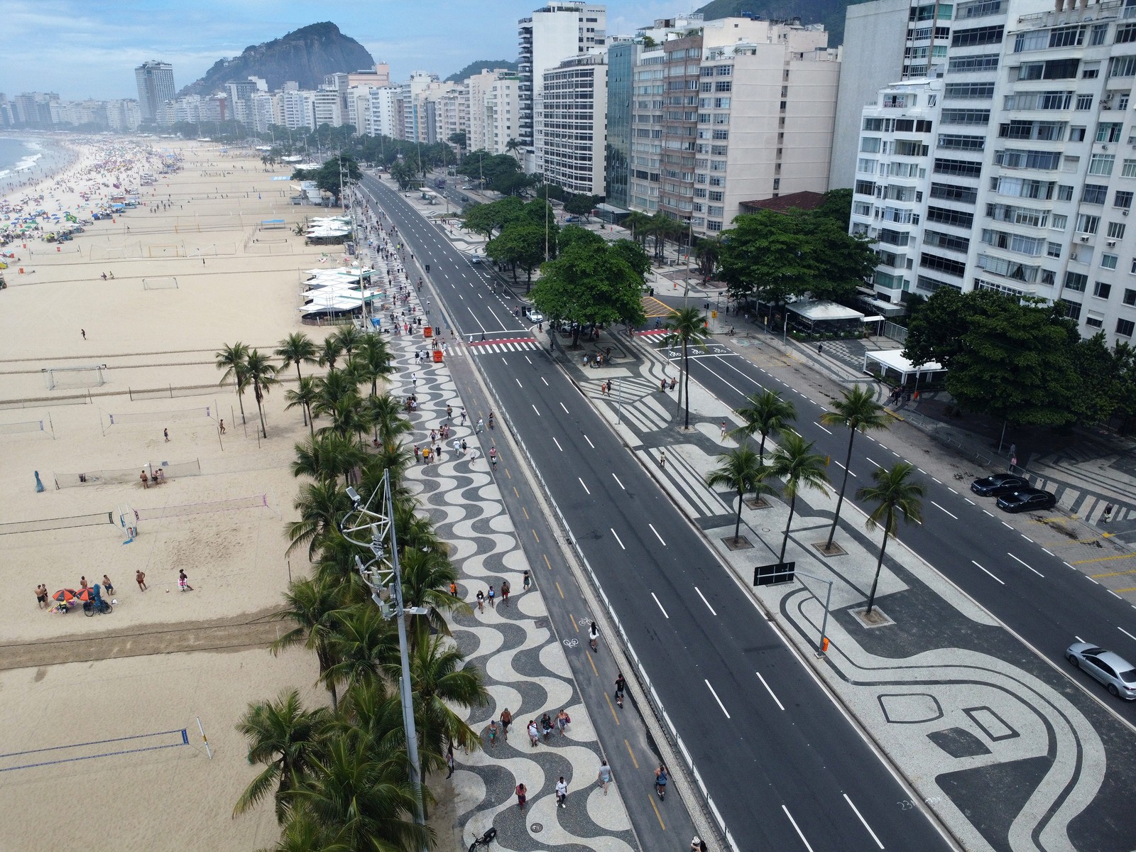 A pedido das forças de segurança, a Avenida Atlântica fechada para carros — Foto: Custodio Coimbra