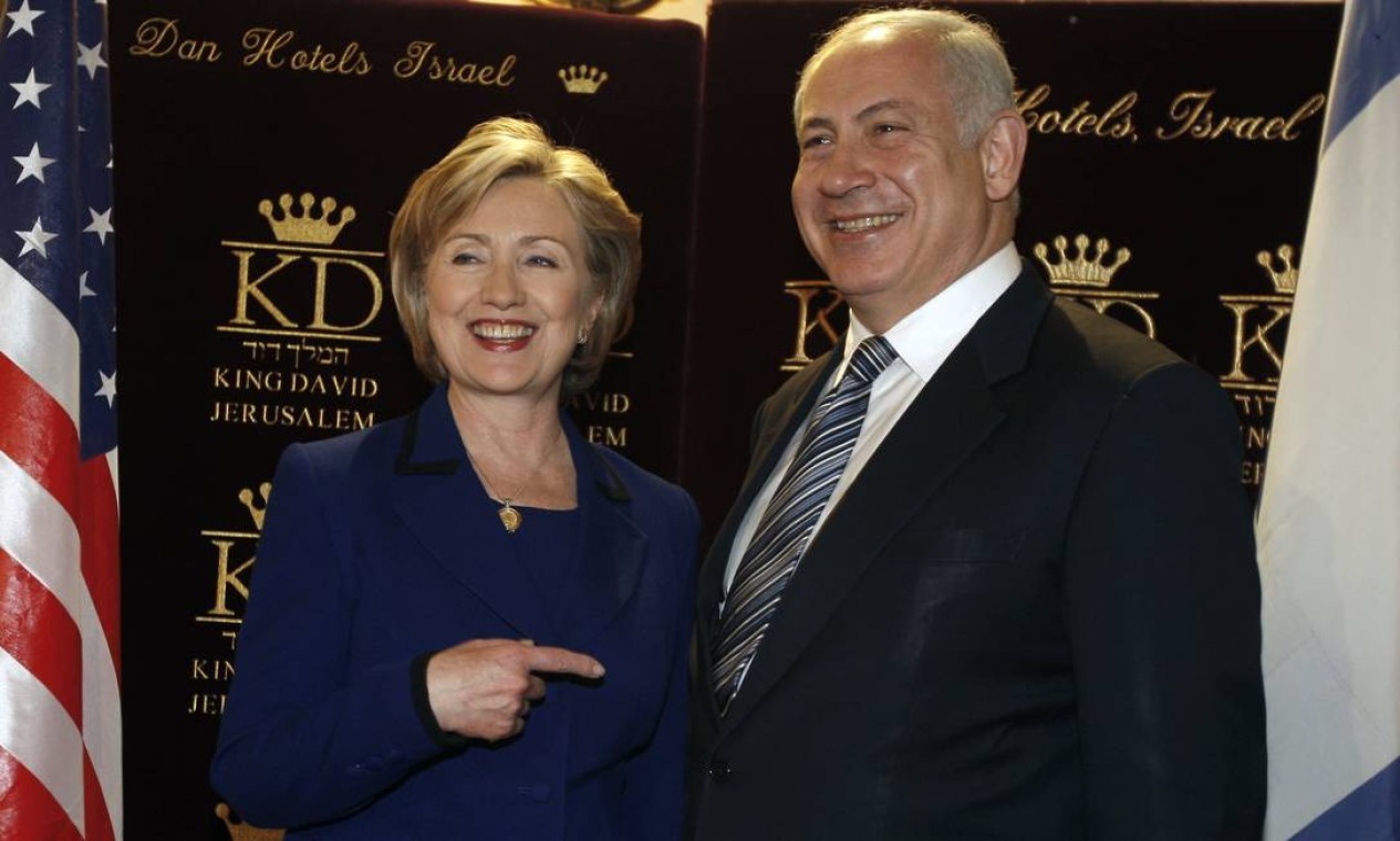 Eleito novamente em fevereiro de 2009, Netanyahu se encontra com a secretária de Estado dos EUA, Hillary Clinton, em março do mesmo ano. — Foto: RONEN ZVULUN / AFP