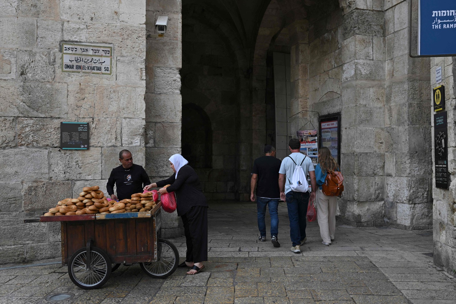 Mulher compra pães em Jerusalém; cidade sagrada mantém rotina apesar da guerra entre Israel e Hamas — Foto: Yuri Cortez/AFP