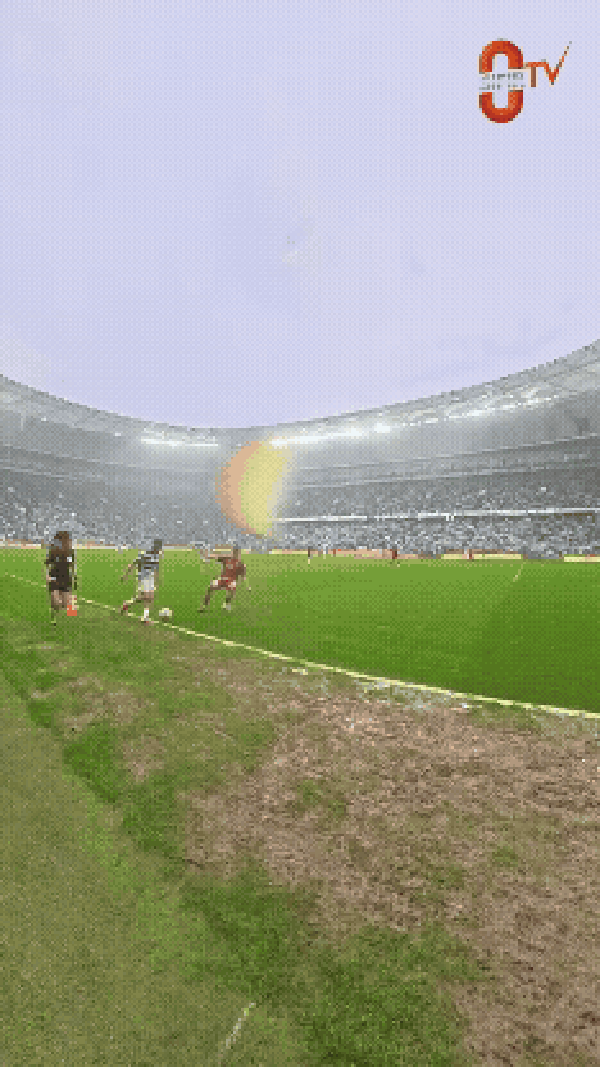 Assistente de arbitragem é derrubada em partida de futebol na Turquia por dois jogadores em cruzamento, não recebe ajuda ou desculpas — Foto: Reprodução / X