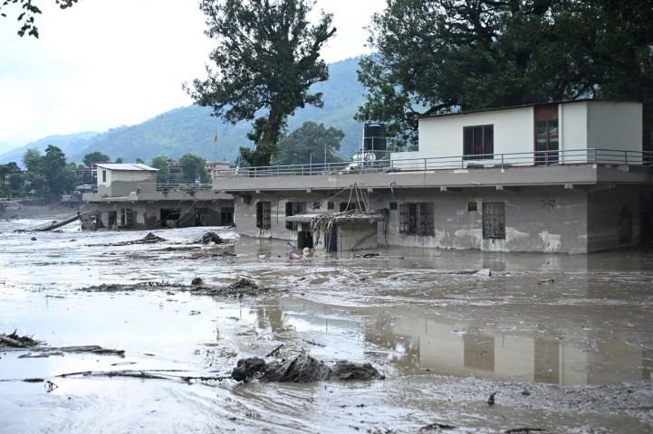 Casas ficam inundadas de lama após inundações repentinas em Devghat, no distrito de Nuwakot, no Nepal — Foto: Prakash MATHEMA / AFP