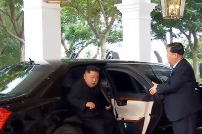 Kim Jong-Un em Mercedes-Benz importado e de luxo na Coreia do Norte — Foto: Reprodução