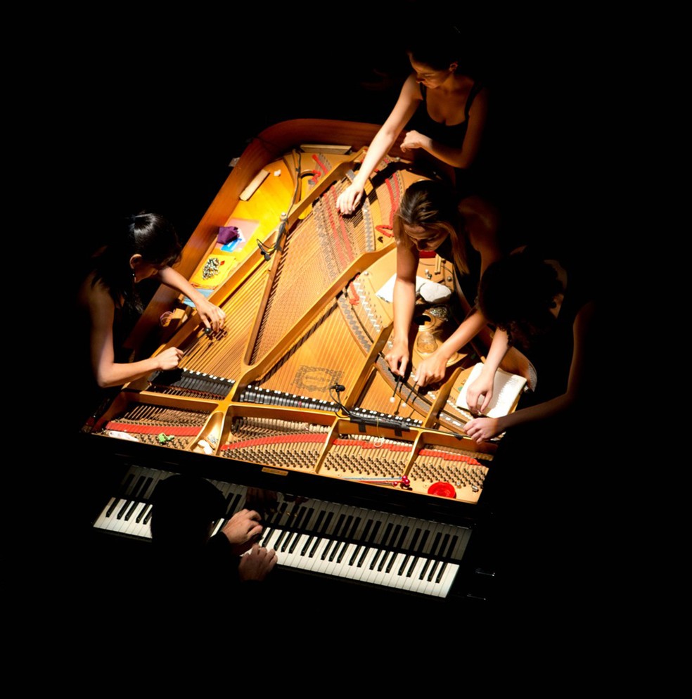 O grupo PianOrquestra e o piano tocado a dez mãos — Foto: Reprodução/Infoglobo