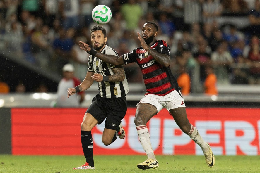 Gerson briga pela bola com Alex Telles no cl&aacute;ssico entre Flamengo e Botafogo, pela Supercopa do Brasil
