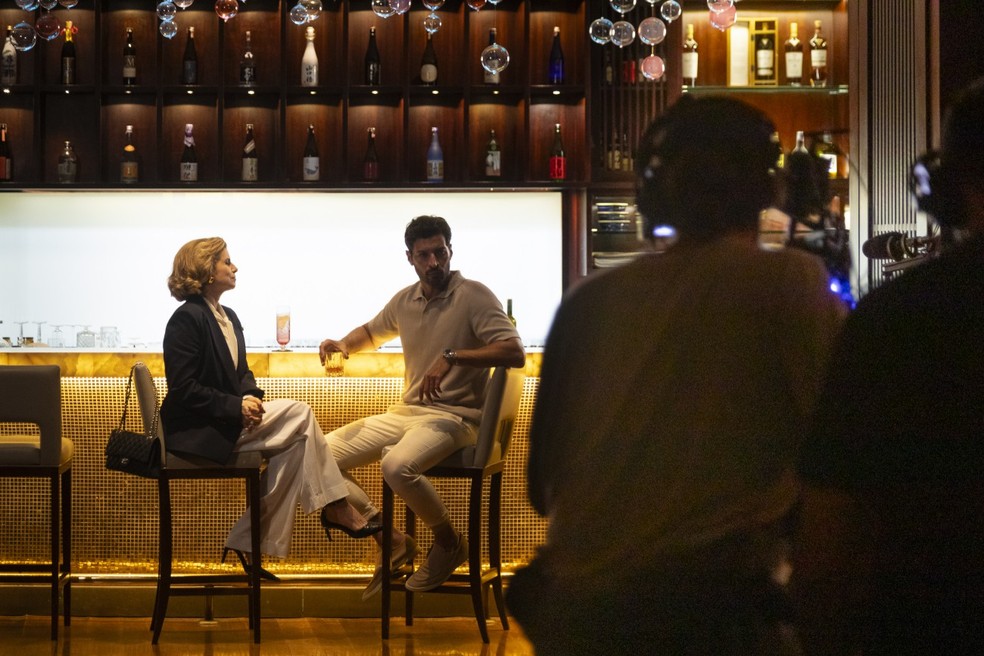 Débora Bloch e Leandro Lima em gravação de 'Vale tudo' — Foto: Leo Martins / Agência O Globo