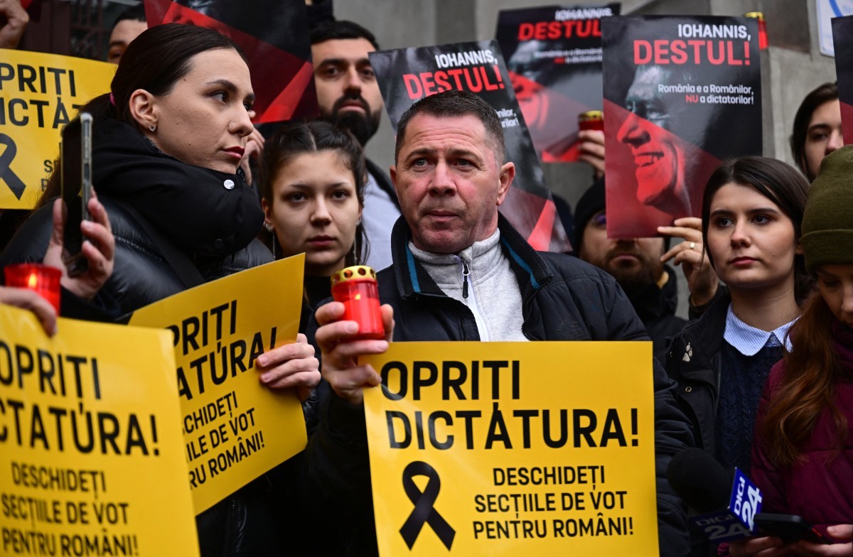 Eleitores protestam na Romênia contra anulação das eleições presidenciais