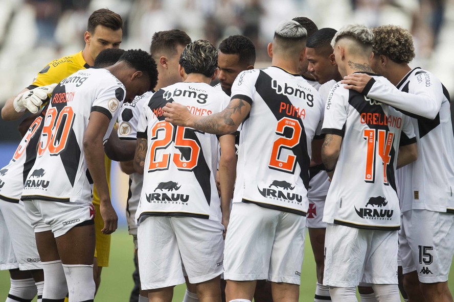 Time do Vasco se reúne no centro do gramado do Nilton Santos durante a derrota para o Botafogo