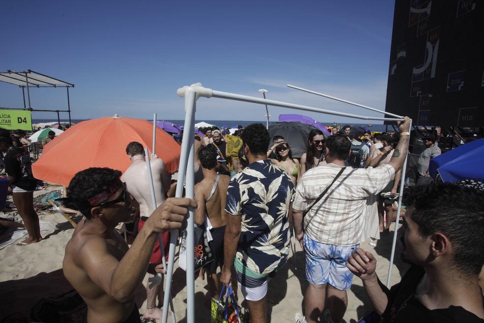 Perrengue para montar tenda na praia de Copacabana, antes do show de Lady Gaga — Foto: Fabiano Rocha / Agência O Globo