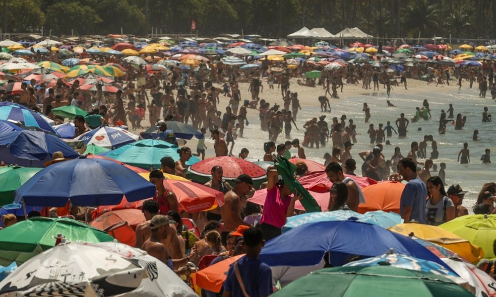 Banhistas aproveitam a praia do Flamengo — Foto: Gabriel de Paiva