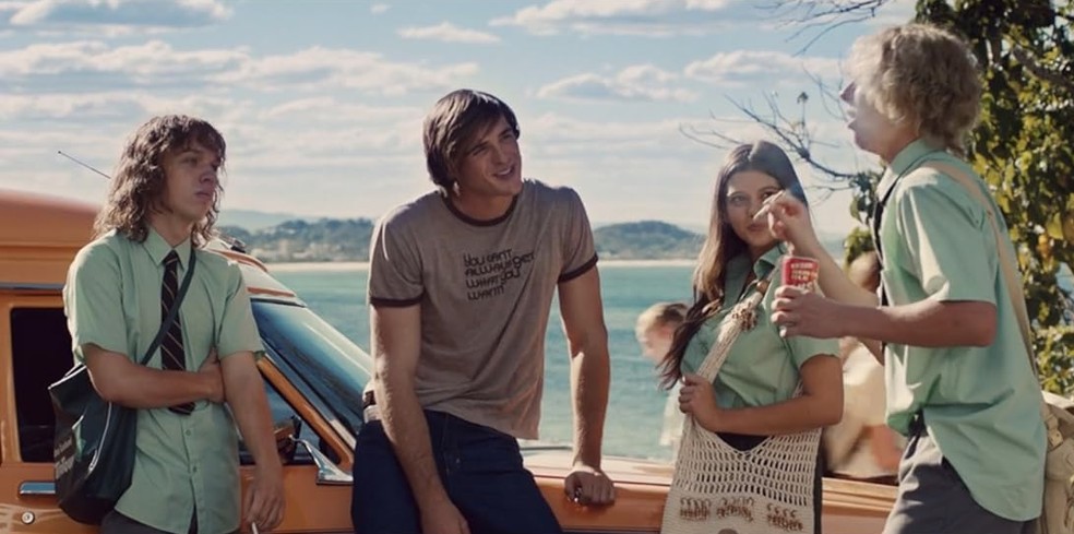 Jacob Elordi no primeiro filme em que atuou, o australiano 'Swinging Safari' — Foto: Reprodução