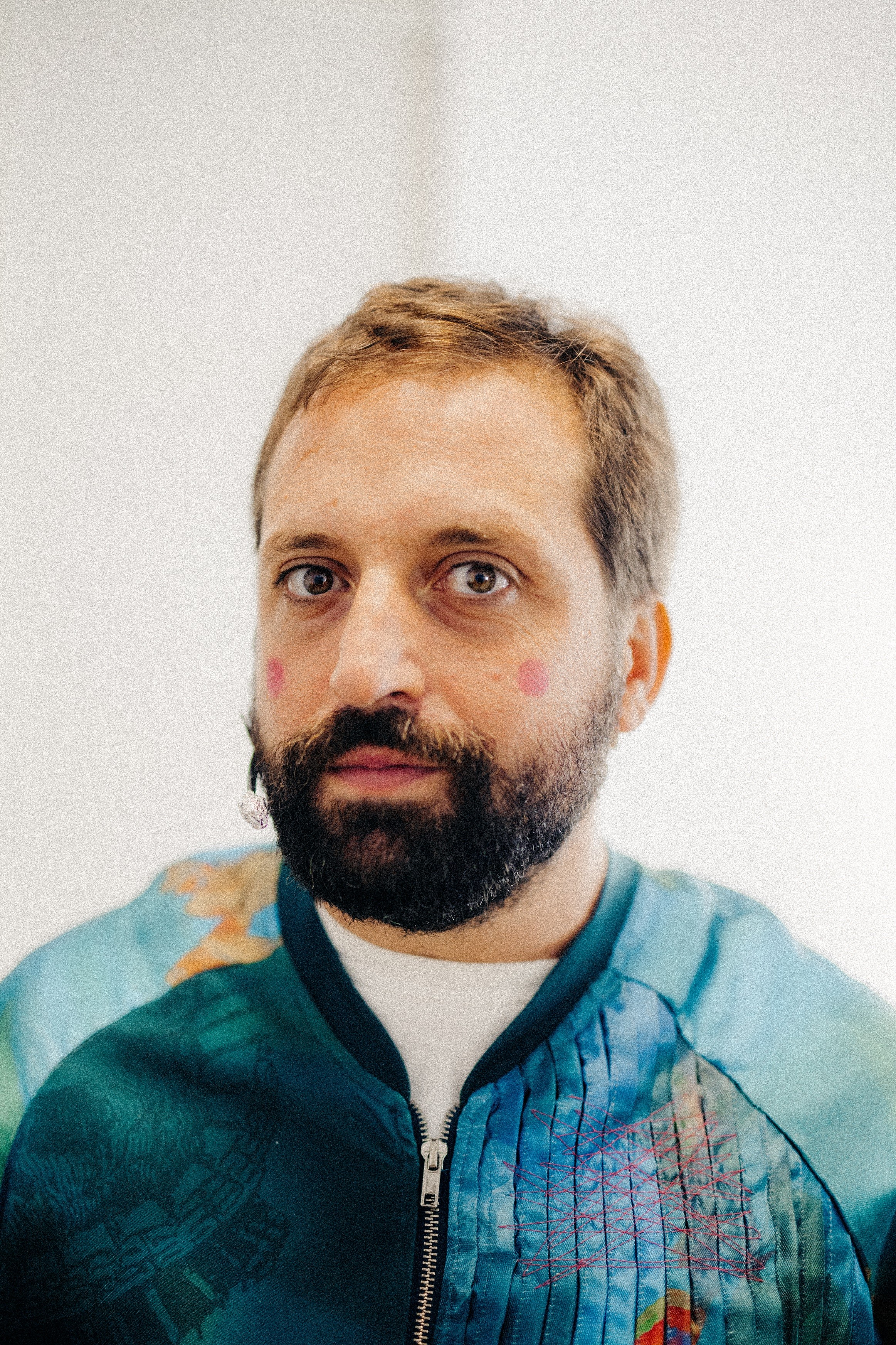 Sucesso no teatro ao falar da língua, Gregorio Duvivier reflete sobre as 'contaminações' que tornam o português 'lindíssimo'