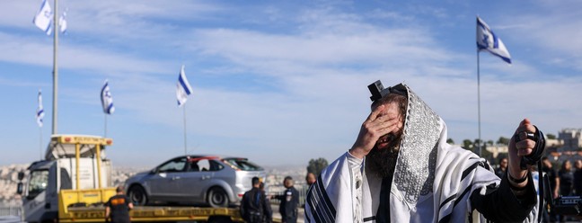 Homem judeu reage ao tiroteio em Jerusalém — Foto: RONALDO SCHEMIDT / AFP