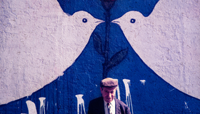 Felipe Taborda relembra mostra de 1984 com fotos dos murais de Lisboa sobre a Revolução dos Cravos, que completa 50 anos