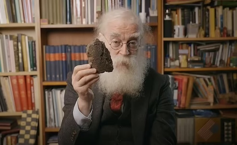 Irving Finkel revelou a escrita cuneiforme no verso do mapa da Babilnia  Foto: Reproduo/The British Museum