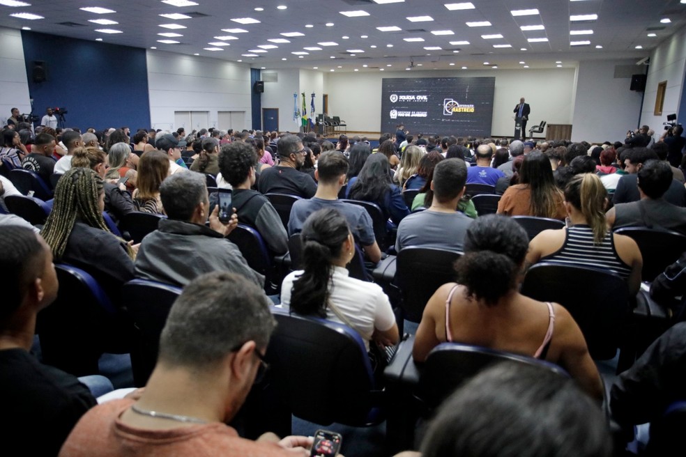 As pessoas que foram buscar o celular roubado ou furtado na Cidpol — Foto: Fabiano Rocha/Agência O Globo