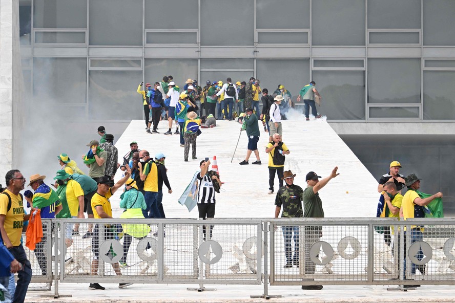 Bolsonaristas na rampa do Palácio do Planalto, em Brasília, neste domingo, 8 de janeiro