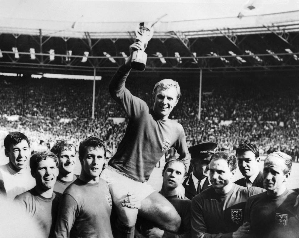 Ray Wilson levanta a taça do Mundial de 1966: campeão com a Inglaterra — Foto: AFP