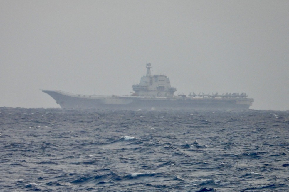 Ministério da Defesa de Taiwan divulga imagem do porta-aviões chinês Shandong navegando em águas ao largo de Taiwan — Foto: MINISTÉRIO DA DEFESA DE TAIWAN / AFP