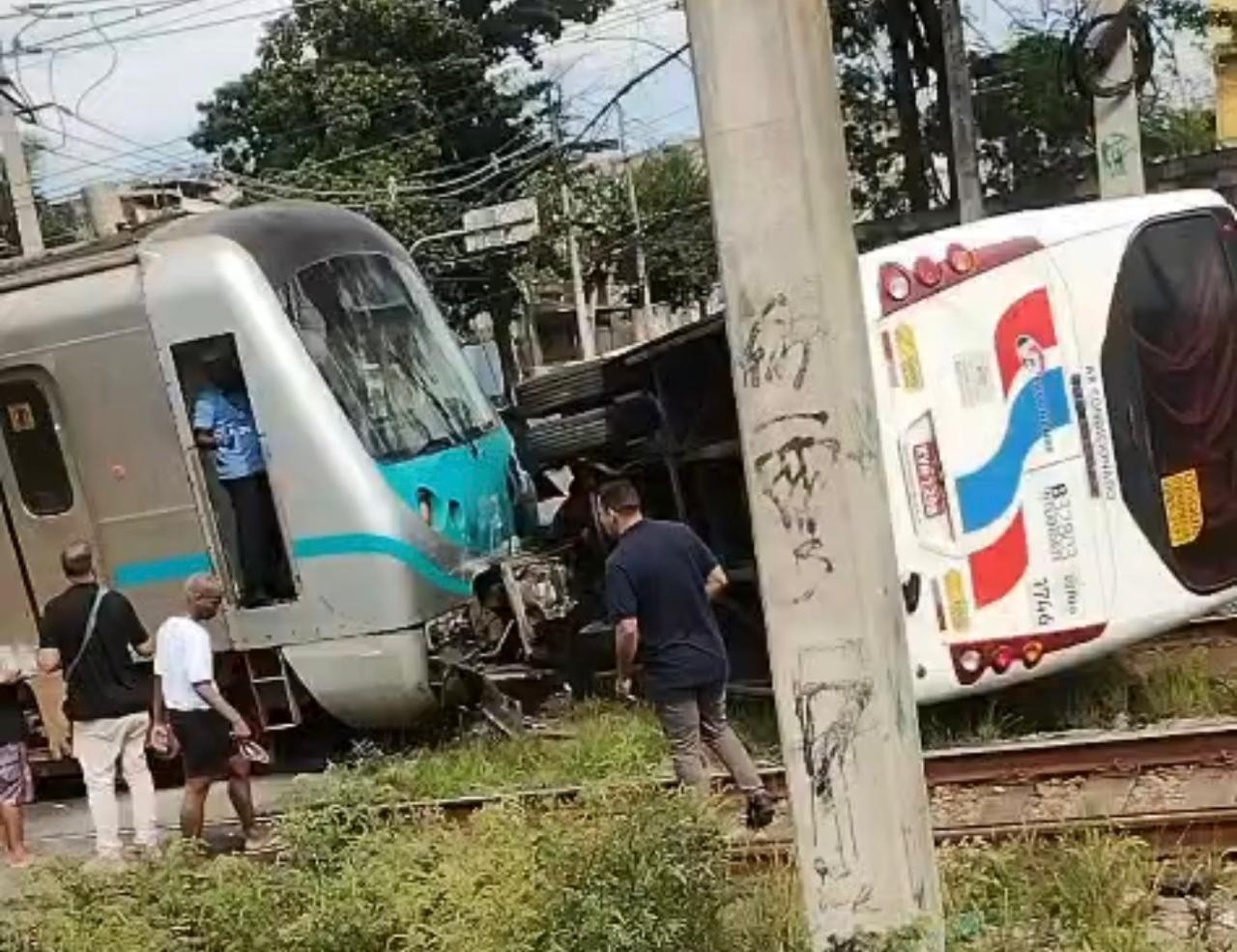 Ônibus colide contra trem em Costa Barros, na Zona Norte do Rio