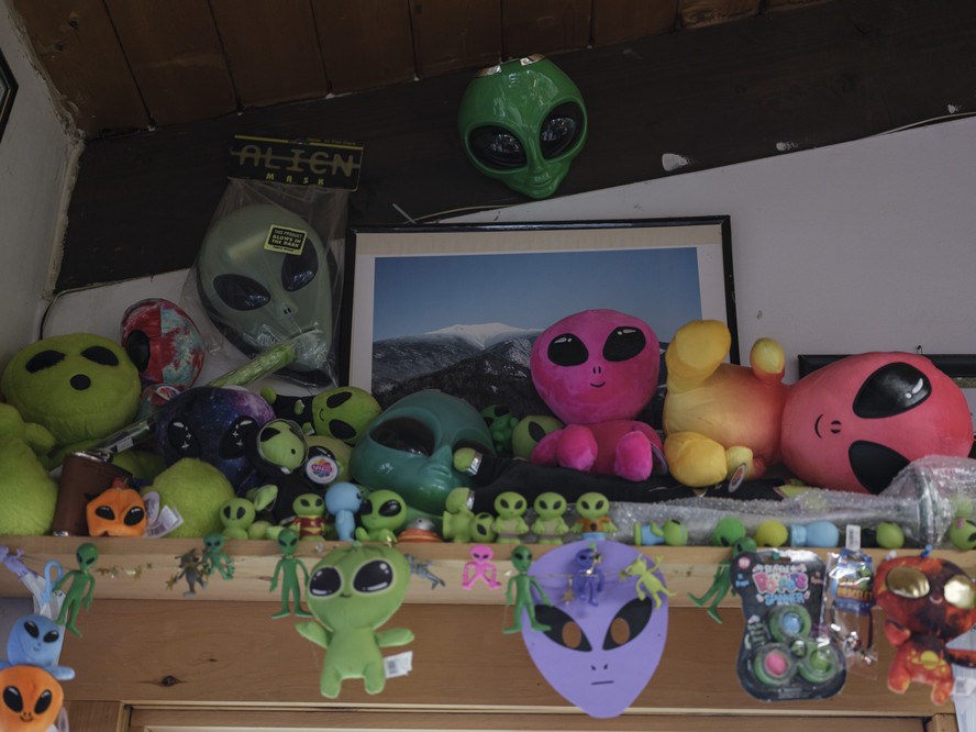 Um posto de gasolina em Lincoln, New Hampshire, vende lembrancinhas de temática alienígena em Lincoln, cidade onde houve relato abdução de casal por OVNIs