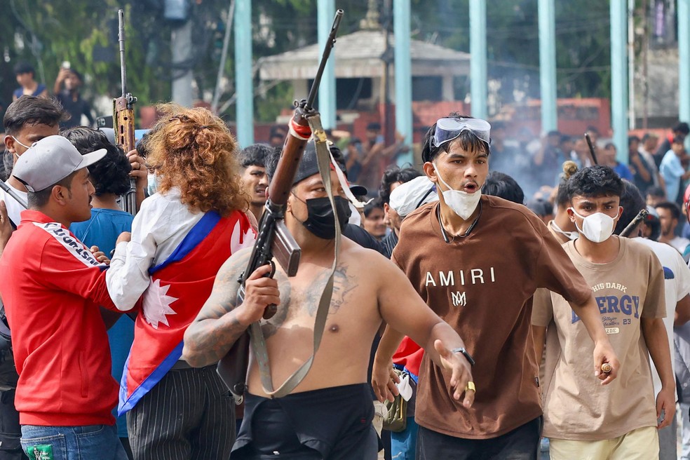 Manifestante carrega arma de fogo durante manifestação em Katmandu — Foto: Prabin RANABHAT/AFP