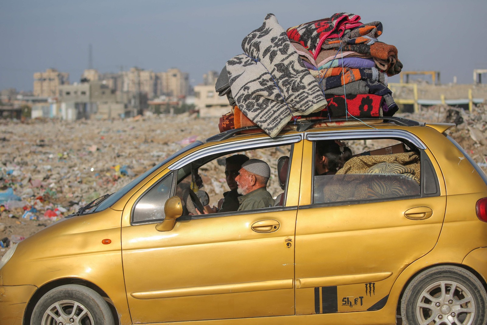 Palestinos fogem do campo de refugiados de Al-Maghazi, no centro de Gaza, após ordens de evacuação israelenses — Foto: Eyad BABA / AFP
