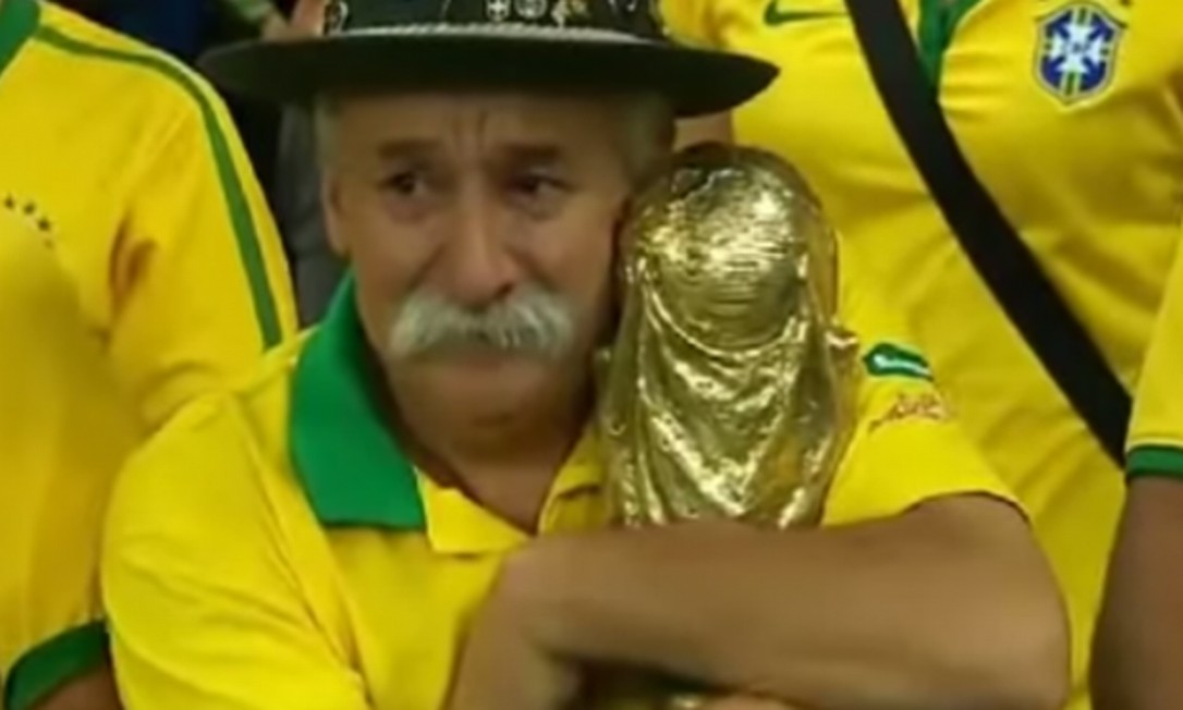 Clóvis Acosta Fernandes, o 'Gaúcho da Copa', durante a goleada da Alemanha sobre o Brasil, por 7 a 1, no Mineirão — Foto: Reprodução