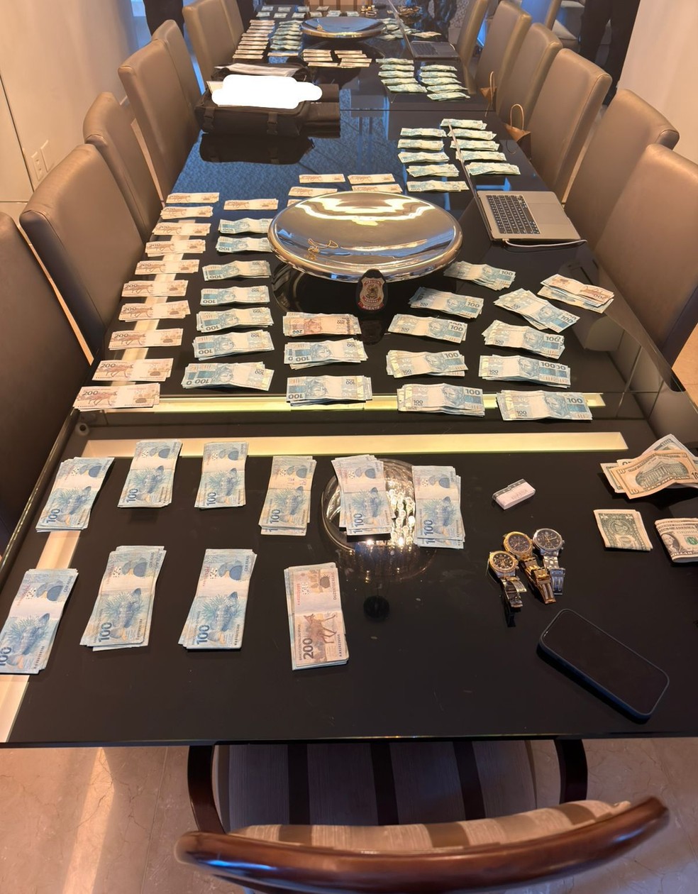 Maços de dinheiro apreendidos em operação realizada hoje sobre suposto desvio de cota parlamentar — Foto: Reprodução/ Polícia Federal
