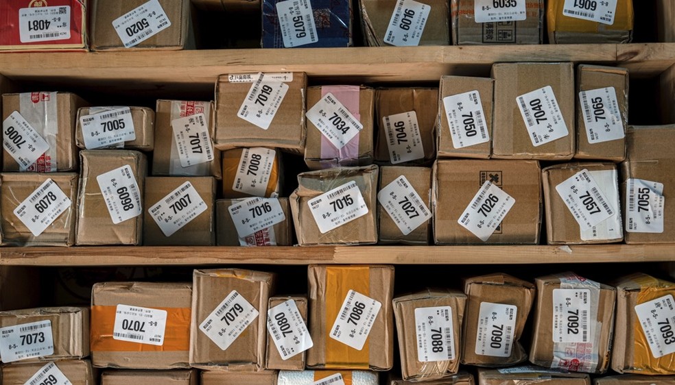 Pacotes em um centro de triagem de bairro em Pequim, China: antes isentos de qualquer tarifa sob a chamada regra "de minimis", os pacotes enviados da China para os EUA com valor de até US$ 800 agora estão sujeitos a um imposto'ad valorem' — de 120% sobre o valor do produto — ou a uma taxa mínima de US$ 100 por item postal — Foto: Na Bian/Bloomberg