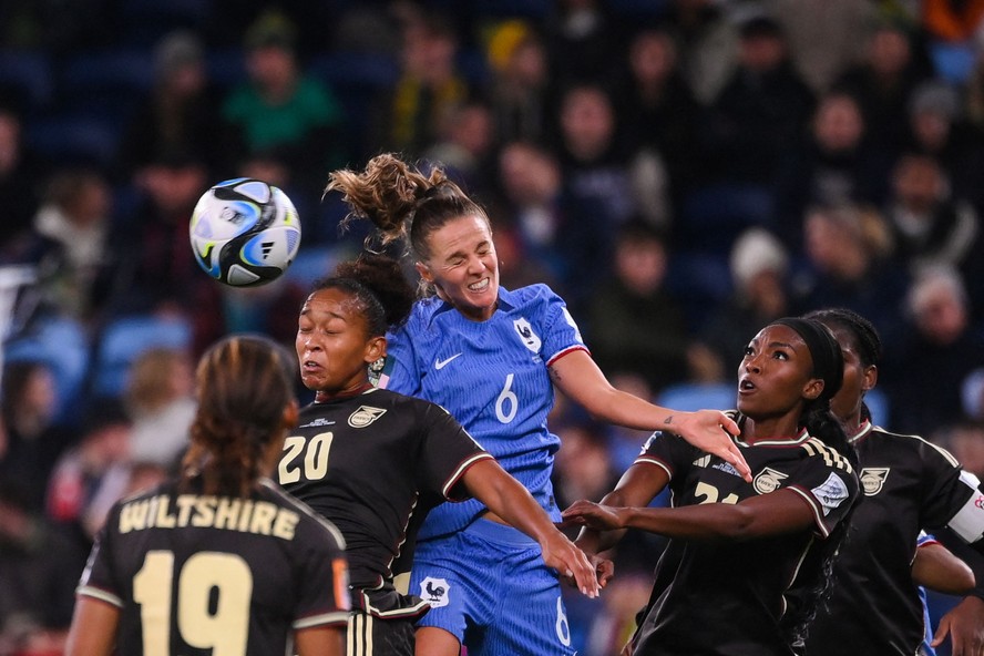 A francesa Sandie Toletti disputa a bola no alto com a jamaicana Atlanta Primus no empate entre as duas seleções