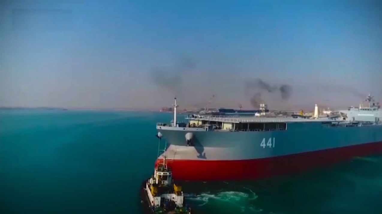 O navio Makran se juntou à frota naval do Exército do Irã em 13 de janeiro de 2021 — Foto: Reprodução/Youtube