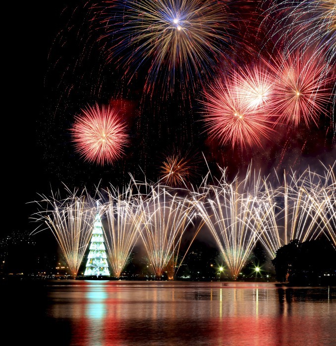 A Árvore da Lagoa de 2018, em verde, branco e amarelo, ganhou vida sob um espetáculo de fogos — Foto: Marcelo Theobald