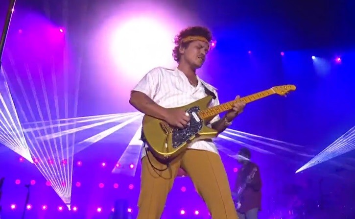 Bruno Mars esbanja simpatia no palco Skyline, do The Town — Foto: Reprodução
