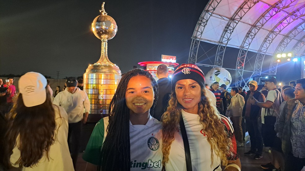 Maisa, palmeirense, e Tatiane, mãe rubro-negra, na final da Libertadores — Foto: Davi Ferreira
