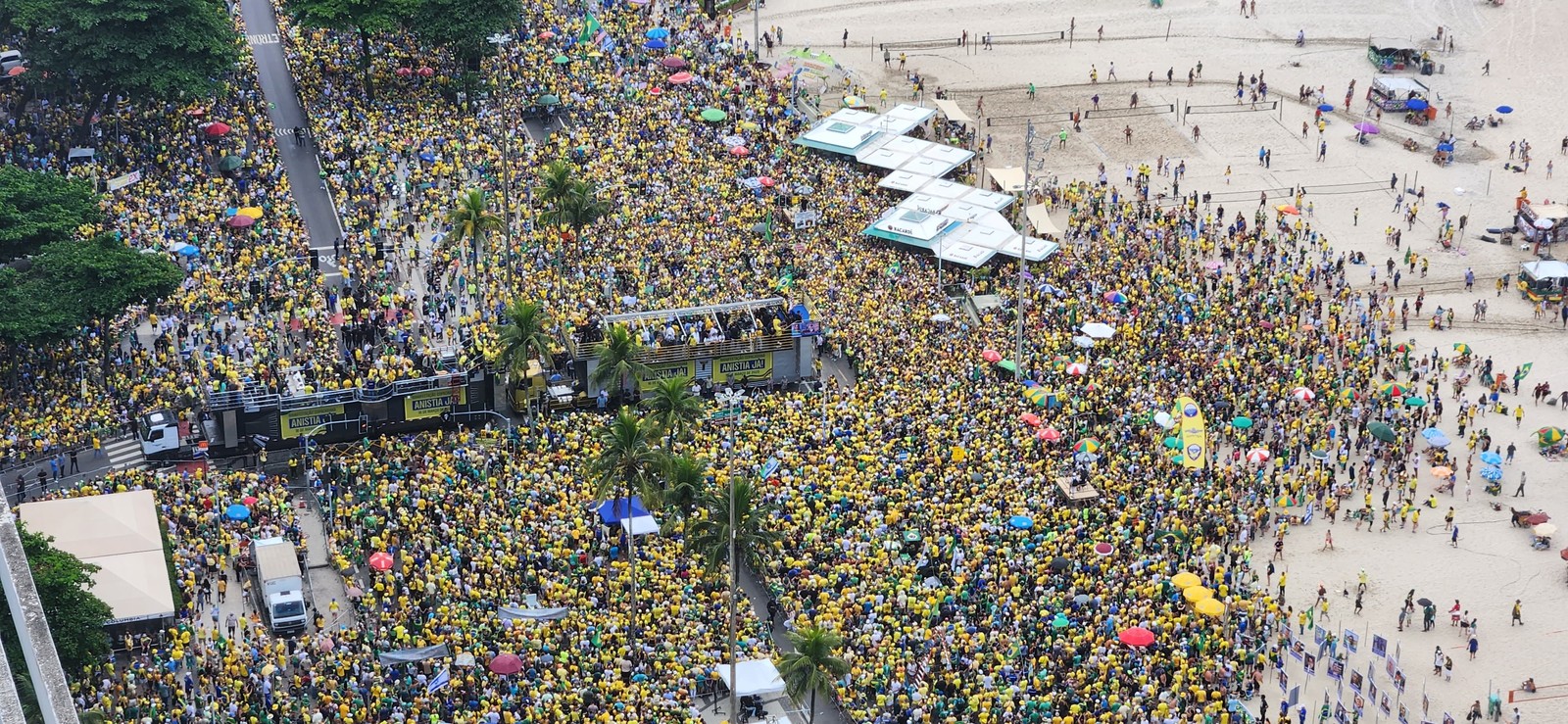 Apoiadores de Bolsonaro na Avenida Atlântica, em Copacabana, no Rio. — Foto: Custodio Coimbra